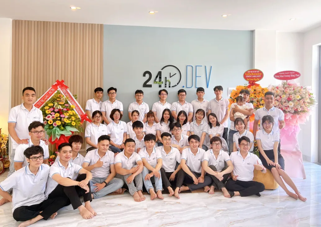 Đội ngũ 24hDEV mặc áo polo trắng đồng phục ngày khai trương