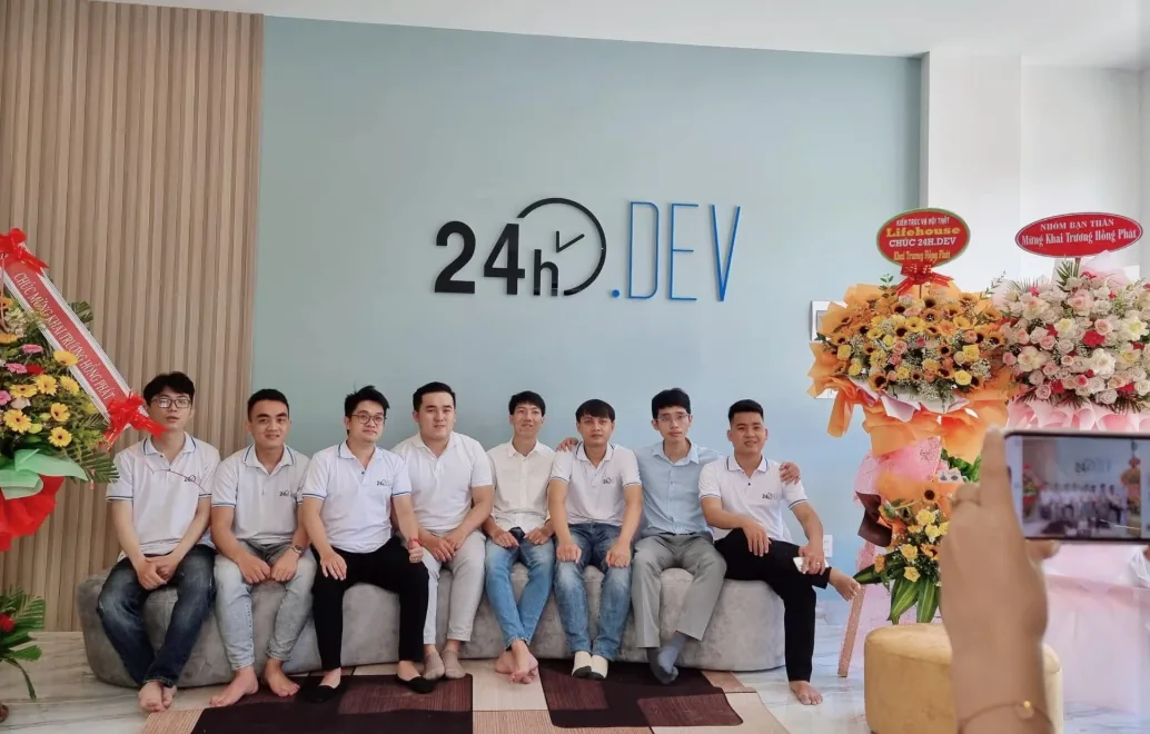 Nhân viên 24hDEV mặc áo polo đồng phục tại văn phòng mới