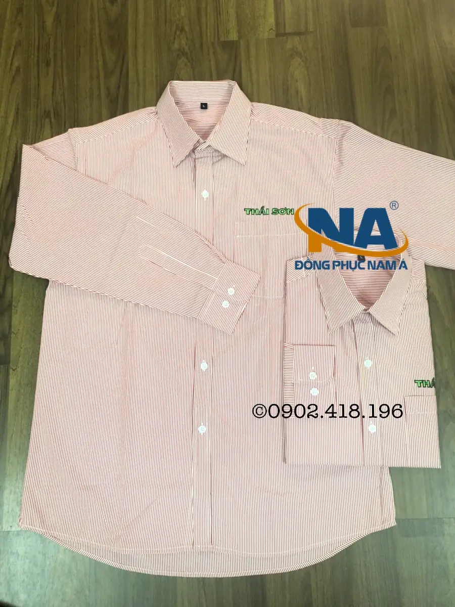Áo sơ mi đồng phục sọc hồng thêu logo Thái Sơn