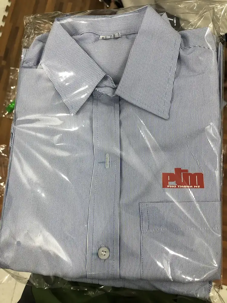 Áo sơ mi sọc xanh túi ngực in logo Phú Thạnh Mỹ