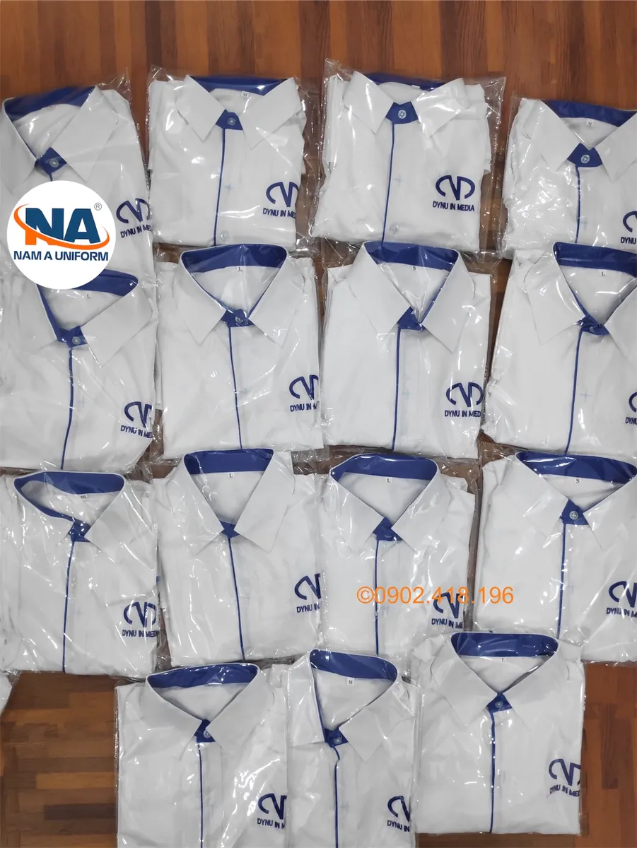 Áo sơ mi trắng phối cổ xanh thêu logo Dynu In Media