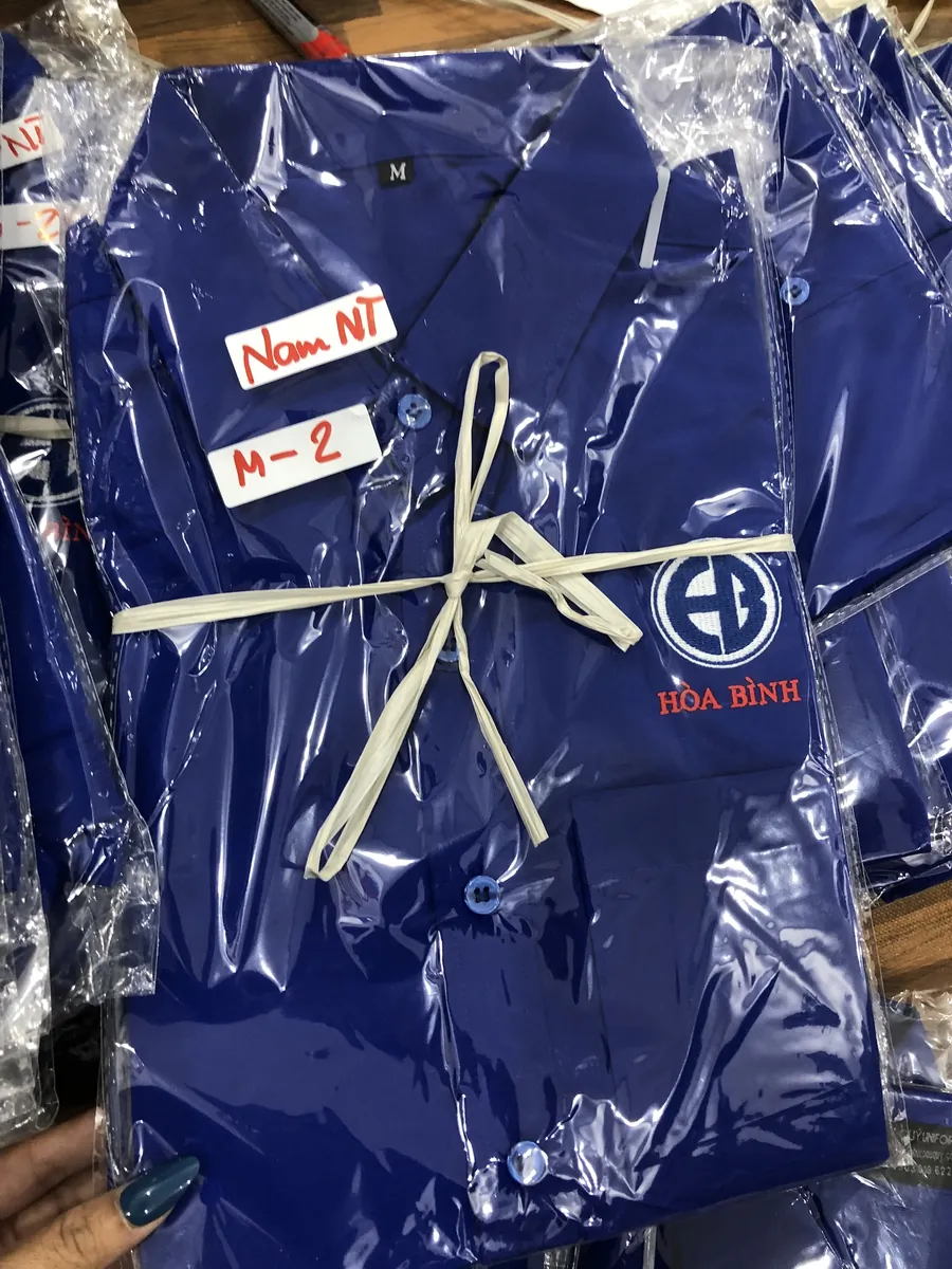 Áo sơ mi xanh đậm thêu logo Hòa Bình