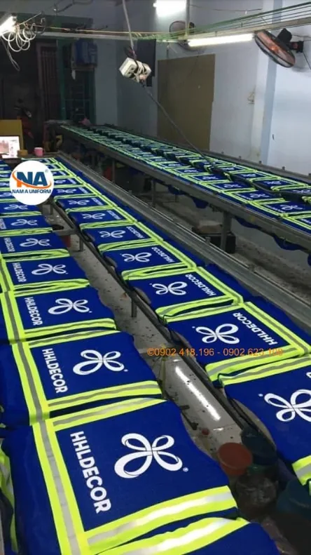 In logo áo gile phản quang HHLDECOR tại xưởng