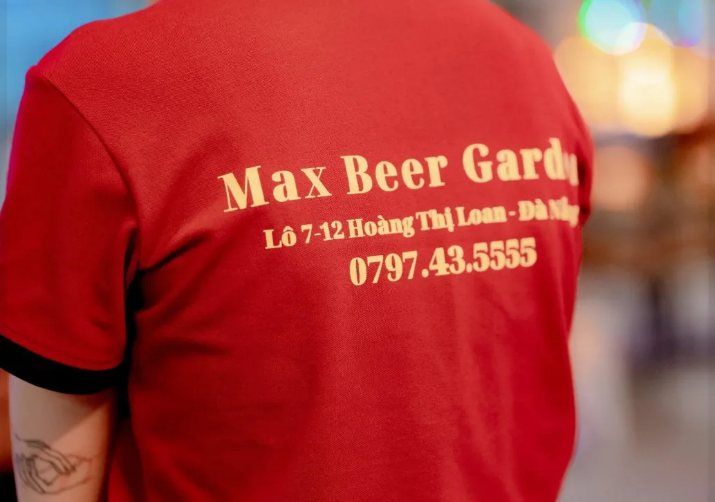Mặt lưng áo polo Max Beer Garden in tên, địa chỉ và hotline