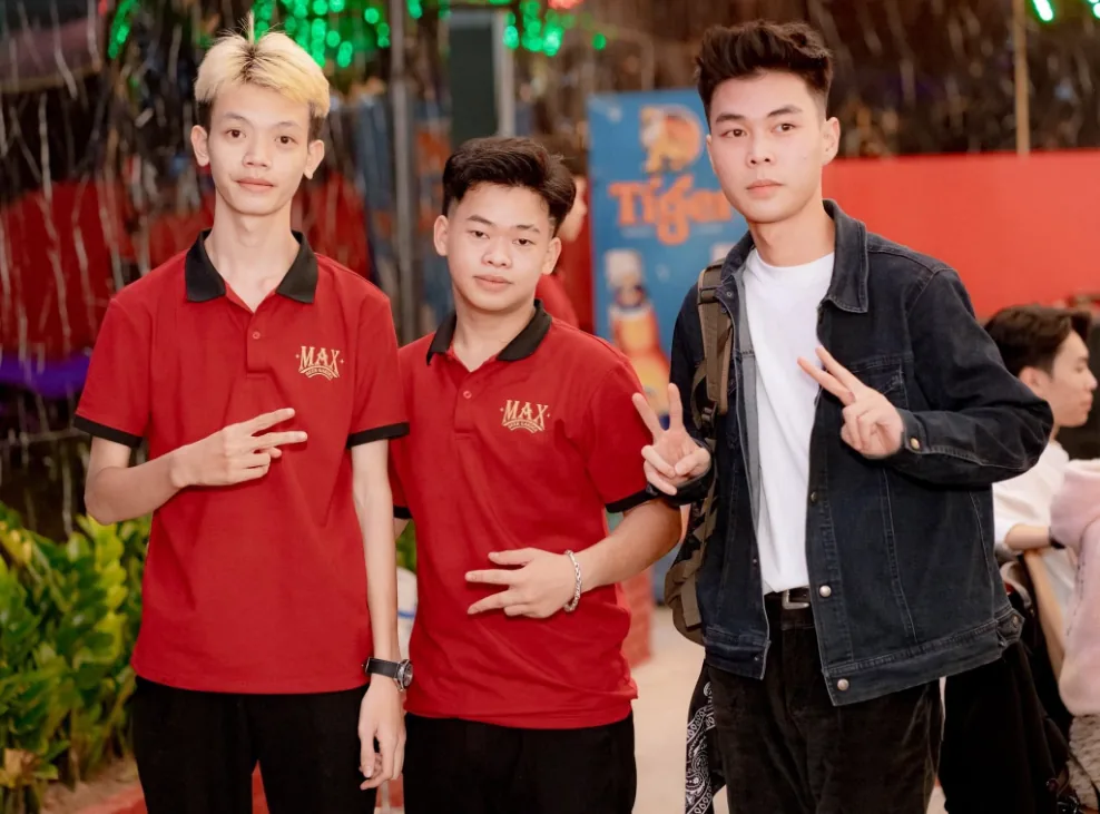 Nhân viên Max Beer Garden mặc áo polo đỏ phối viền đen