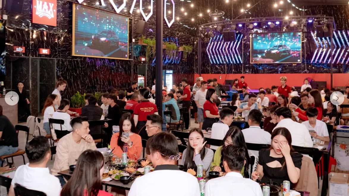Nhân viên phục vụ Max Beer Garden mặc áo polo đồng phục