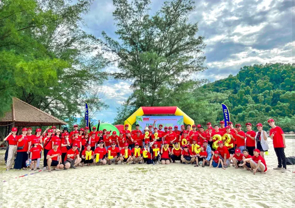Tập thể Milimet Vuông mặc áo thun đồng phục đỏ tại team building biển