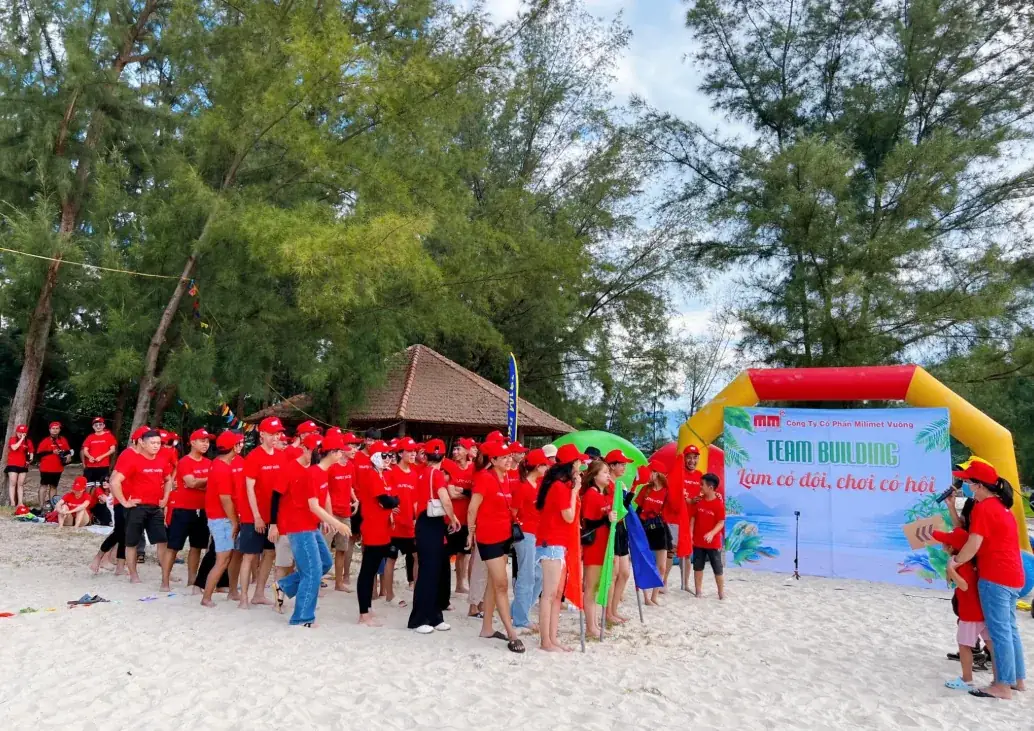 Thành viên Milimet Vuông tập trung tại sân khấu team building