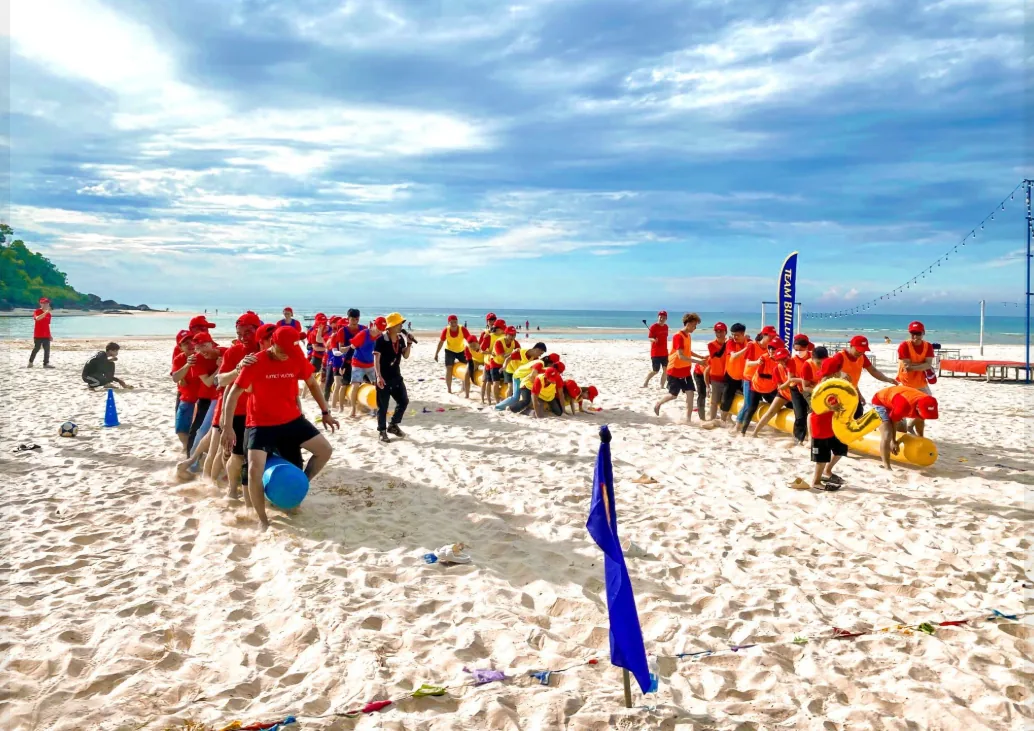Trò chơi vận động team building trên bãi biển với áo thun đồng phục