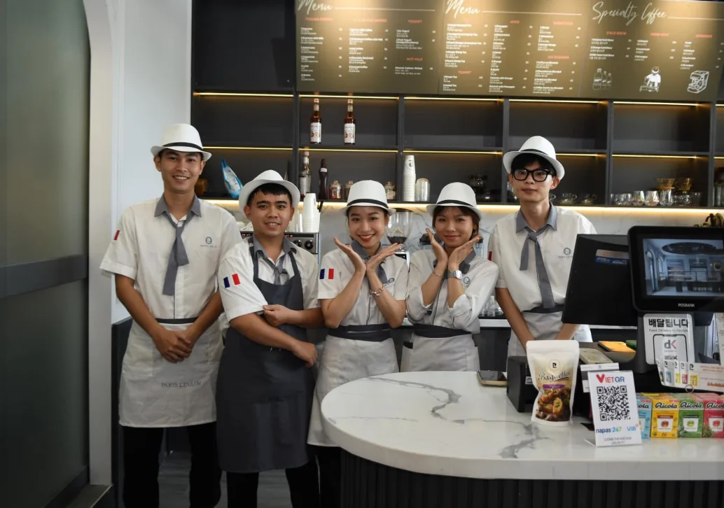 Đội ngũ quầy café Paris Levain mặc đồng phục Nam Á may