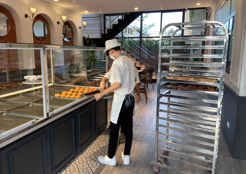 Nhân viên bếp bánh Paris Levain mặc áo trắng và tạp dề