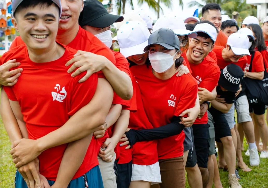 Nhân viên Sun* Asterisk vận động team building trong áo thun đồng phục