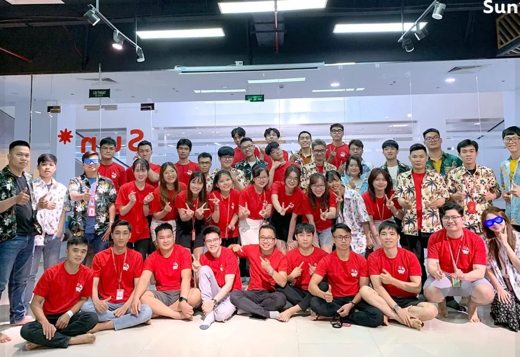 Đội ngũ Sun* Asterisk Đà Nẵng mặc áo thun đồng phục đỏ tại văn phòng