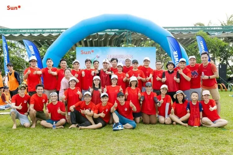 Sun* Asterisk team building mặc áo thun đồng phục đỏ