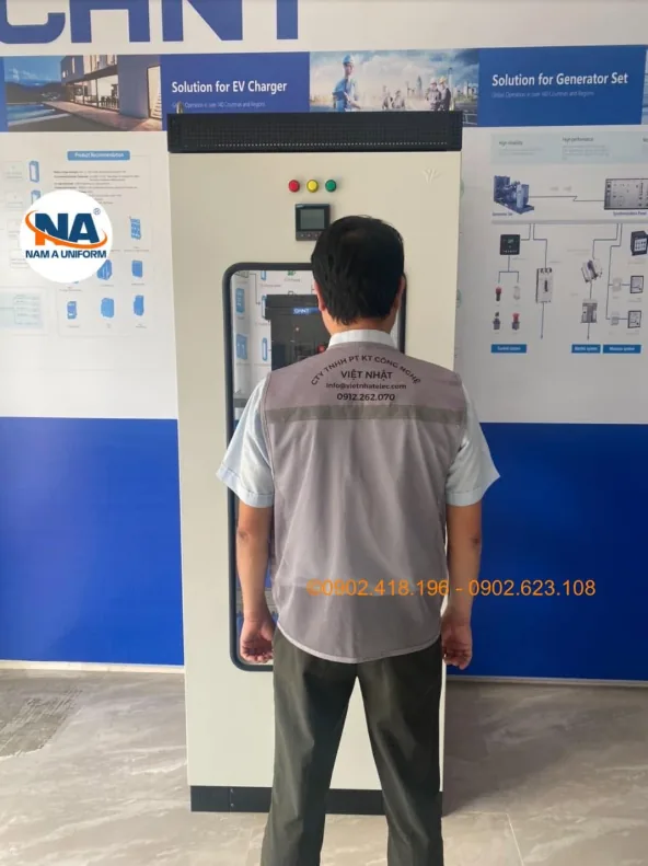 Mặt lưng áo gile in tên Công ty Việt Nhật và thông tin liên hệ