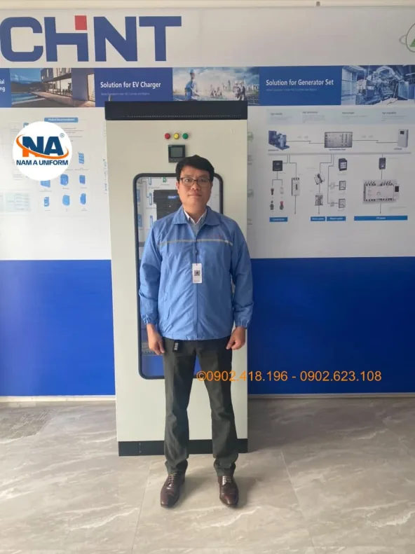 Áo khoác đồng phục kỹ thuật màu xanh của Công ty Việt Nhật