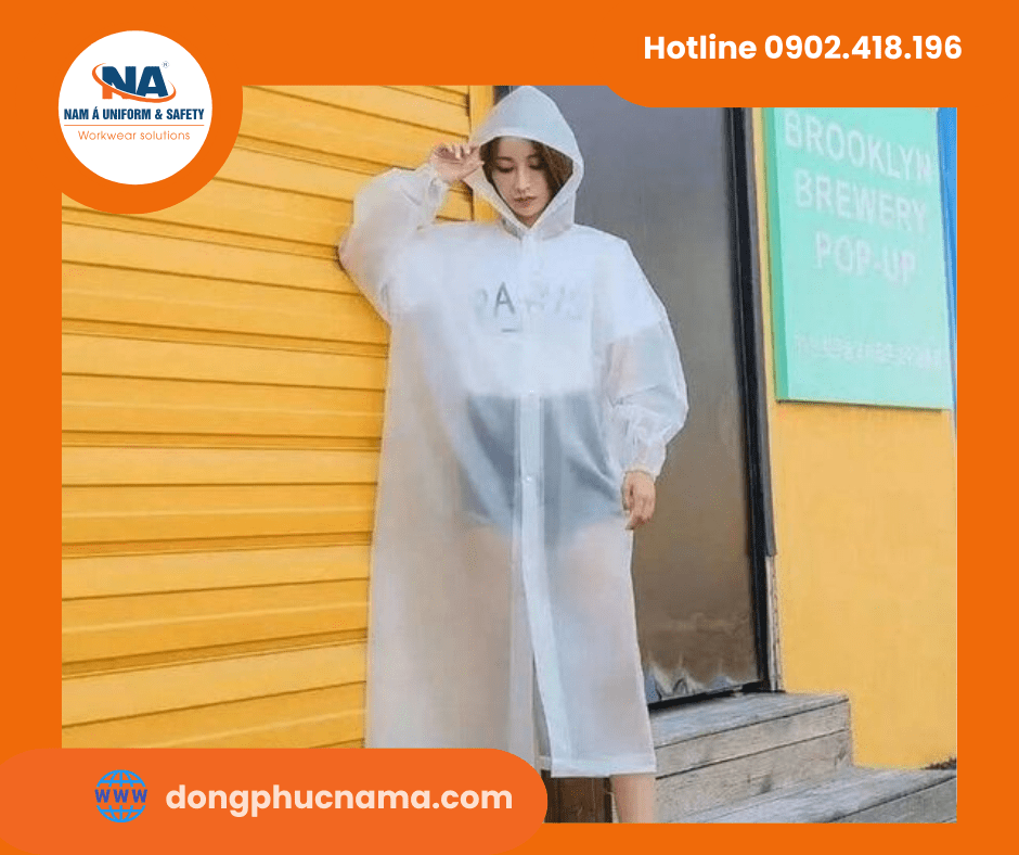 Mẫu dáng áo mưa trong suốt thấy được quần áo bên trong khi mang áo mưa